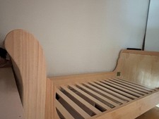 Beau cadre de lit 1 place 90x190, en bois massif clair, très bon état.