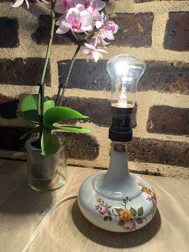 Ancienne lampe poser en - À,