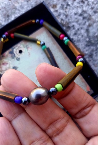 Collier agrémenté une - collier, d’une