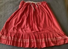 Jupe paysanne folklorique ancienne, coton fleuri rouge, costume traditionnel