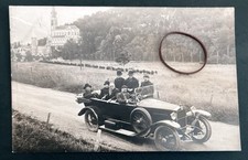 CARTE PHOTO CPA Automobile véhicule Personnages Assis dans une ancienne voiture