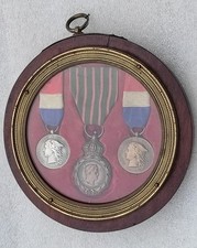 BEAU CADRE AVEC 3 MEDAILLES DONT SAINTE HELENE