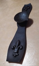 Cendrier d'accoudoir de fauteuil en cuir et fer forgé vintage Fleur de Lys