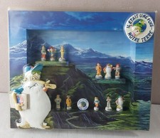 Ancien coffret de fèves, Il