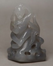 Pendentif de sculpture d'animal singe sculpté en jade chinois de 2,4