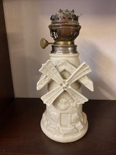 LAMPE A PETROLE MOULIN À VENT EN FAIENCE DÉCOR EN RELIEF STYLE BARBOTINE