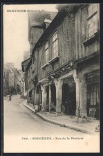 CPA Fougères, Rue de la Pinterie et ses maisons à colombages historiques 