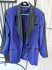 Veste violette col noir et bandes noires aux manches