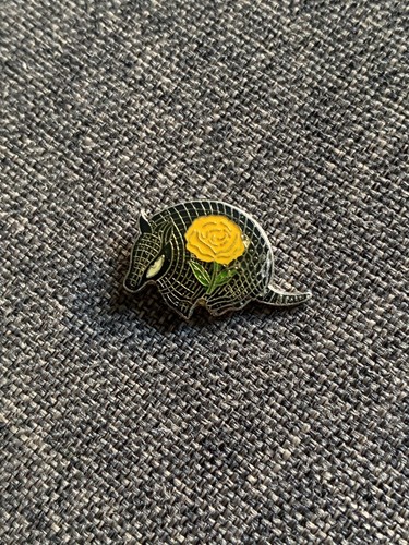 Pin animal tatou - pin's, /