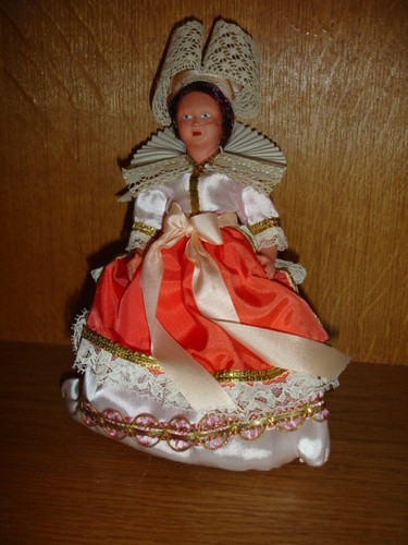 Poupée folklorique ancienne