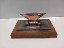 superbe et unique petite enclume de bijoutier en cuivre sur socle bois et acier