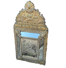 Miroir à parcloses laiton repoussé décor de rinceaux feuillagés verre biseauté