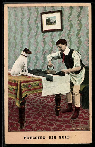 Carte postale homme repasse