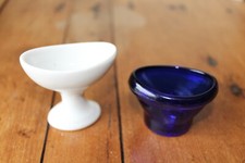 2 anciens " rince oeil " porcelaine blanche et verre bleu OPTREX