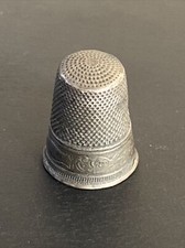 Ancien De A Coudre En Argent Massif Décors Fleurie