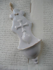 Ancien BENITIER du XIXe S. en Céramique blanche CROIX et COEUR de JESUS.. 20 cm