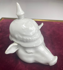 Moutardier patriotique figurant un cochon coiffé d'un Pickelhaube