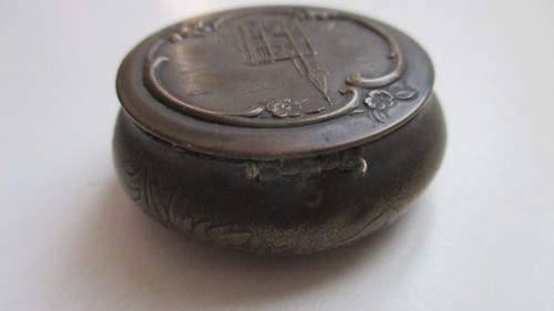 Ancien poudrier métal