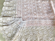 Ancien couvre-lit ou rideau en dentelle doublé de soie rose, Dim. 190 x 180 cm