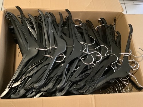 Lot 200 cintres plat - 200, a