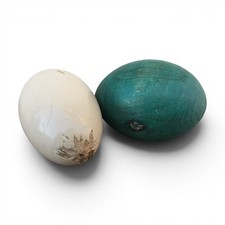 Paire d'anciens oeufs en bois