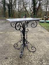 Grand Piètement en fer forgé en très bon état .