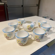 7 tasses et leur pot à  lait