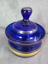 POT COUVERT en verre bleu, à décor doré.