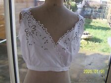 Cache corset ancien en  coton brodé mains de fleurs et papillons. Ref 6