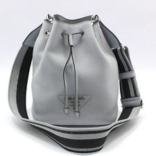 Prada Sac à dos seau en cuir