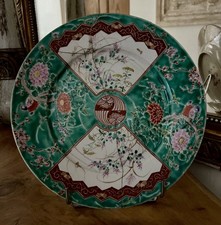 Assiette en porcelaine du Japon à décor polychrome signée