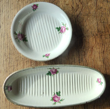 ensemble ancien  porte brosse à dents ou peigne et porte éponge ou savon M D L