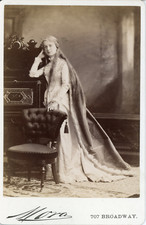 Mora, Broadway, N.Y., Femme en costume médiéval, Mme E Cooper, ca.1885, Vintage 