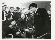 Secrétaire Général des Anciens Combattants M. Xavier Vallat visitant des blessés