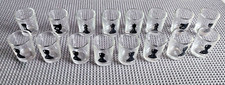 ensemble de pièces de jeu d'échec représentées par des verres