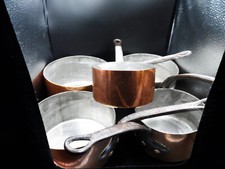 Cinq casseroles en cuivre et