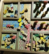 Ancien plateau petits chevaux plus 40  petits chevaux bois tourné