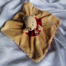 Doudou Winnie l'ours plat, jaune, rouge, écharpe rayée, Disney, Nicotoy