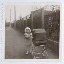 Fille tient poussette rue ville - Photo ancienne snapshot, carré