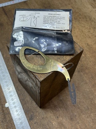 Pèse lettre outil - lettre, ancien