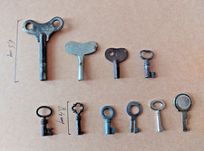 Lot 10  clés anciennes  - d'horloge , coffret -  époques diverses