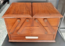 ANCIENNE TRAVAILLEUSE A POSER EN BOIS VERNIS– BOITE A COUTURE OUVRAGE VINTAGE