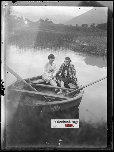 Jeunes femmes barque - ,, photo