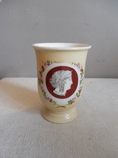 PETIT VASE EN PORCELAINE A