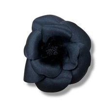Broche CHANEL corsage camélia