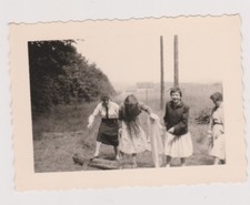 Photo ancienne ?️ Femmes équilibre rondin bois nature humour 1950 ?