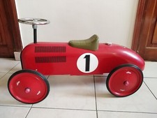 Voiture de course en tôle