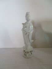 Figurine Guanyin au Lotus en porcelaine blanche de Chine