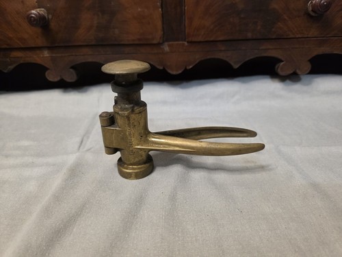 Ancienne bouchonneuse - , en