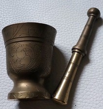 Ancien Petit Mortier Et Pilon Ciselé En Bronze Monogrammé À La Base 